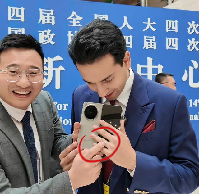 恭喜!他们官宣订婚!网友热议